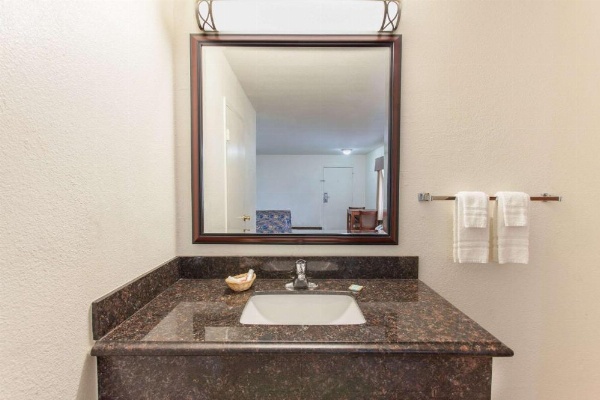 Travelodge by Wyndham Hemet CA image 9